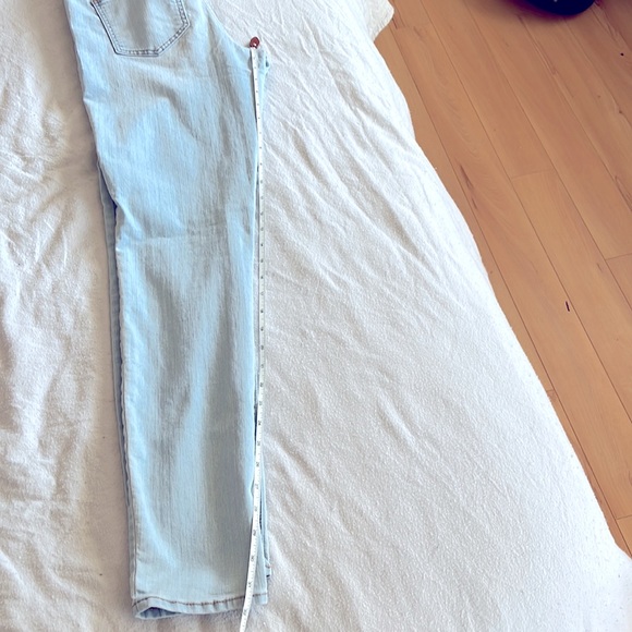 Light wash old navy skinny jeans. Size 8 - Picture 6 of 7
